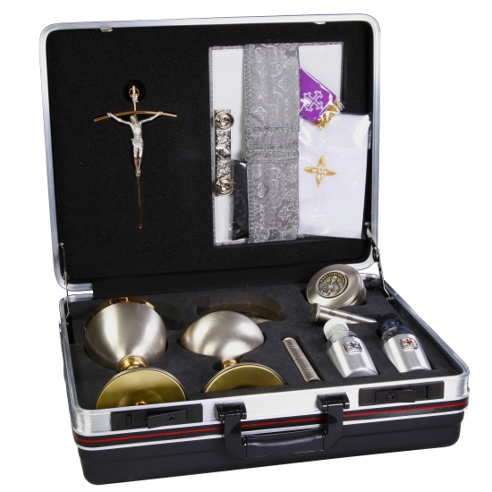Messkoffer mit Kelch, Hostiendose und Ciborium
